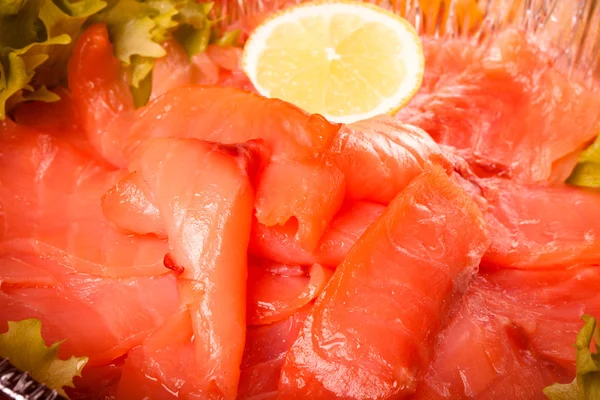 Lachs in Scheiben geschnitten in einer Schüssel mit Zitrone gelegt. getönt — Stockfoto