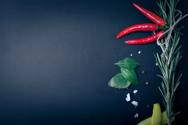Byliny a koření. bazalka, červená paprika, sůl a rozmarýnem na blac — Stock fotografie