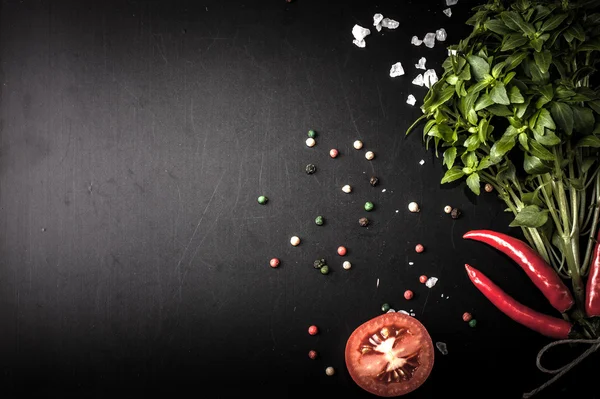 Byliny a koření. bazalka, červená paprika, sůl a rozmarýnem na blac — Stock fotografie