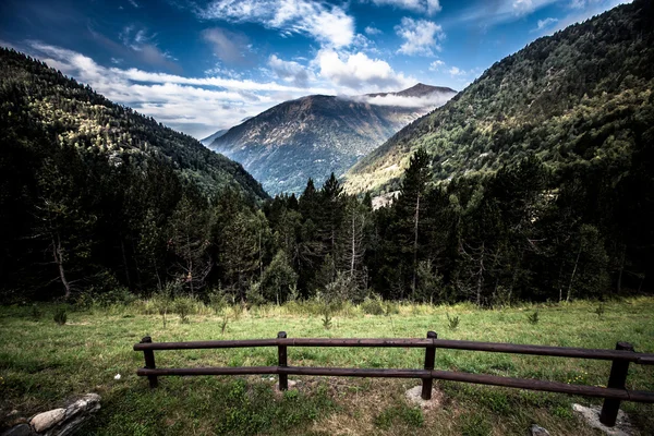 Valli boschive tra le montagne. andorra — Foto Stock