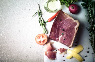 spices.tinted ile masanın üzerinde yatan jamon parça