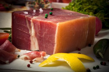 baharatlarla masanın üzerinde yatan jamon parça