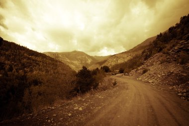 Andorra dağlarının arasındaki yol