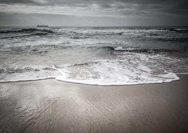 Onda suave do mar na praia arenosa — Fotografia de Stock