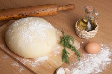 oyun tahtası un ile hamur. zeytinyağı, yumurta, oklava, garli