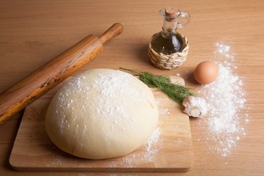 oyun tahtası un ile hamur. zeytinyağı, yumurta, oklava, garli