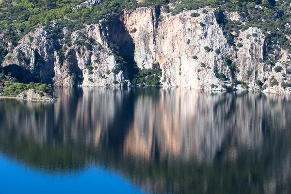 아름 다운 절벽 호수에 반영 — 스톡 사진