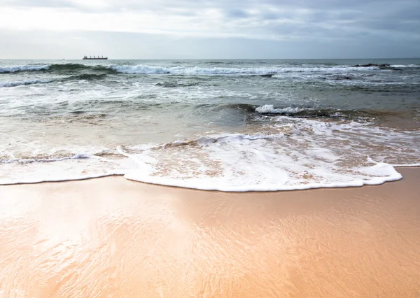 Myk bølge av havet på sandstranden – stockfoto