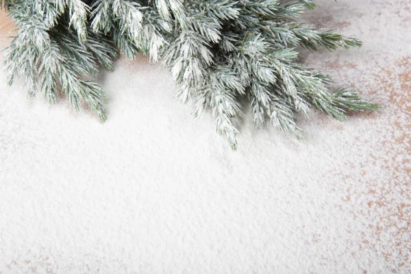 テーブルの上に散らばってクリスマス ツリー — ストック写真