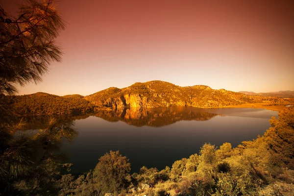 美丽的湖，四面环山 — 图库照片