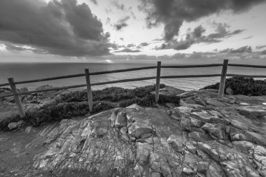 Güzel gün batımı Atlantik Okyanusu üzerinden. Siyah ve beyaz
