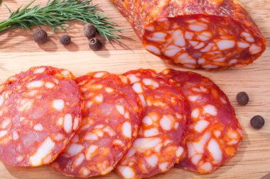 Chorizo sosis otlar ve gemide biber ile