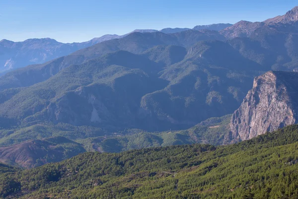 Vue sur la montagne depuis la terrasse du village — Photo