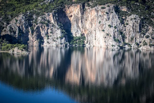 아름 다운 절벽 호수에 반영 — 스톡 사진