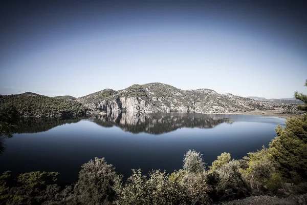 Красивое озеро в окружении гор — стоковое фото