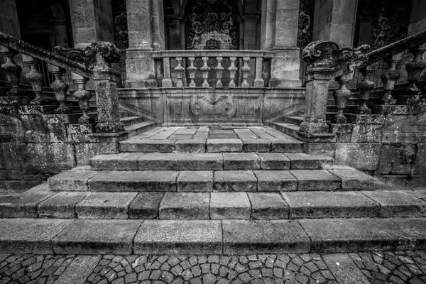 Кам'яними сходами в історичному центрі Верони. Чорно-біла — стокове фото