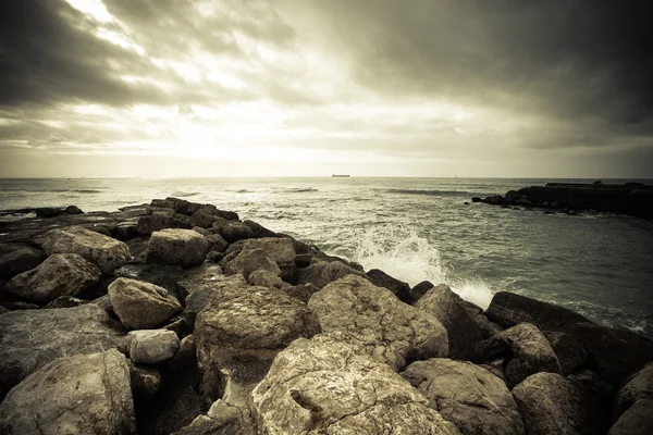 In anticipation of the storm. Dramatic sky on the stone coast of — Stock Photo, Image