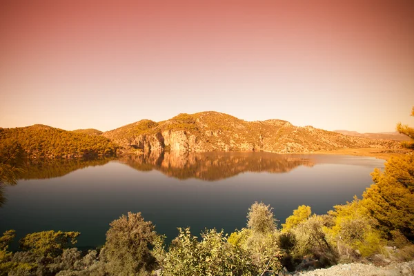 Beautiful lake surrounded by mountains — Stock Photo, Image