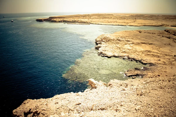 Мирна кам'яна бухта в регіоні Червоного моря, Сінай, Єгипет. тонований — стокове фото