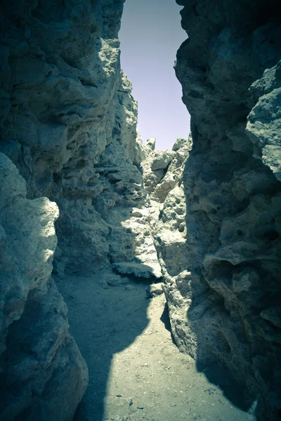 Szczeliny w skale, tworząc tunel. przyciemniane — Zdjęcie stockowe