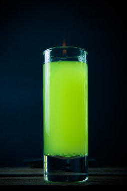 cam şömine başında siyah bir zemin üzerine bir içkiyle