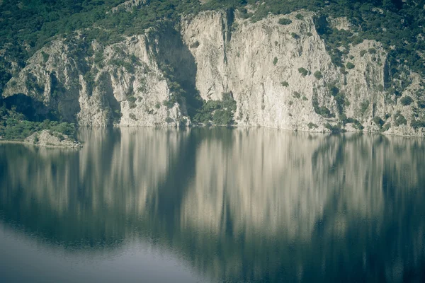 아름 다운 절벽 호수에 반영. 착 색 — 스톡 사진