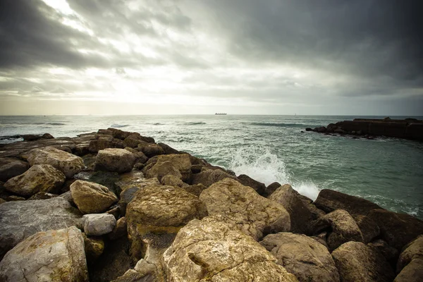 V očekávání bouře. Dramatická obloha na kamenné pobřeží — Stock fotografie