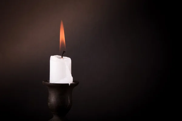 Горящая свеча на темном фоне. — стоковое фото