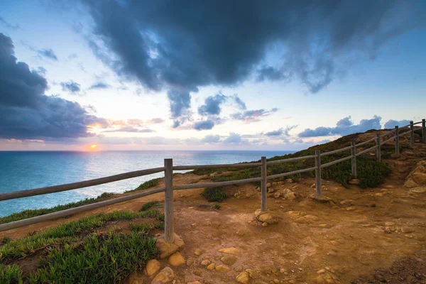 Cerca de madera en el borde de Europa. Puesta de sol. teñido — Foto de Stock