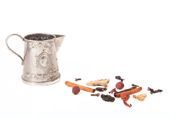 Zestaw do grzanego wina i antyczne czajnik do warzenia na biały ba — Zdjęcie stockowe