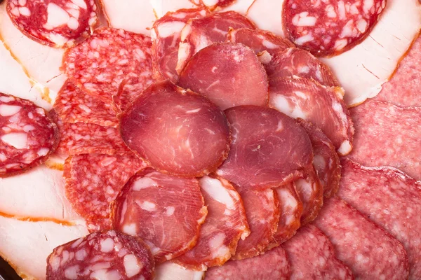 De achtergrond - detail van gesneden salami — Stockfoto