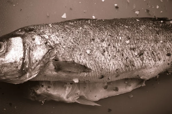 Fish and spices on a plastic cutting board. Fish in the process — Stock Photo, Image