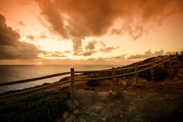 Cerca de madeira na borda da Europa. Pôr do sol. tingido — Fotografia de Stock