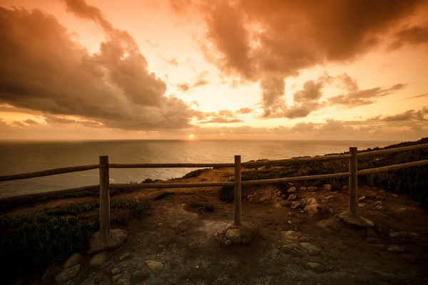 Cerca de madera en el borde de Europa. Puesta de sol. teñido — Foto de Stock