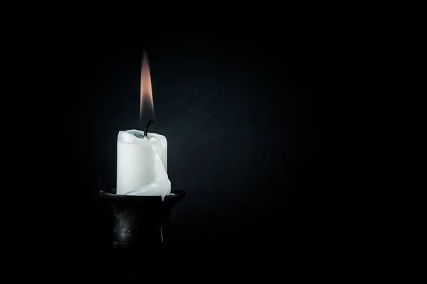 Палаюча свічка на темному тлі — стокове фото