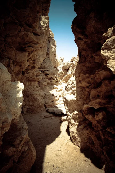 Bir tünel oluşturan kaya, çatlak. renkli — Stok fotoğraf