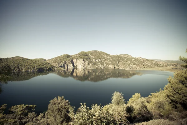 Prachtig meer omgeven door bergen — Stockfoto