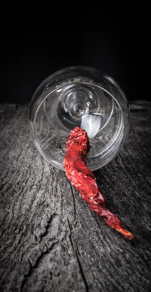 Pimientos rojos picantes en un vaso sobre un fondo de madera oscura —  Fotos de Stock