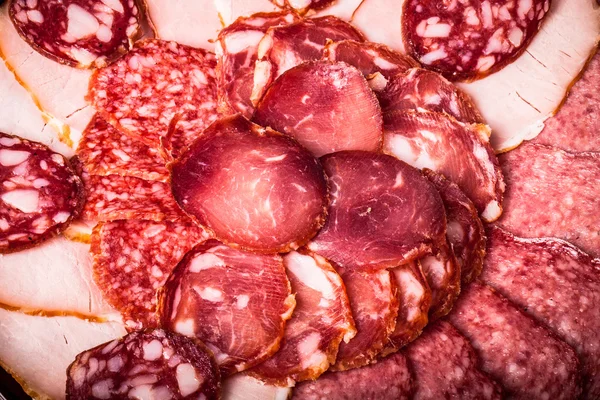 De achtergrond - detail van gesneden salami — Stockfoto