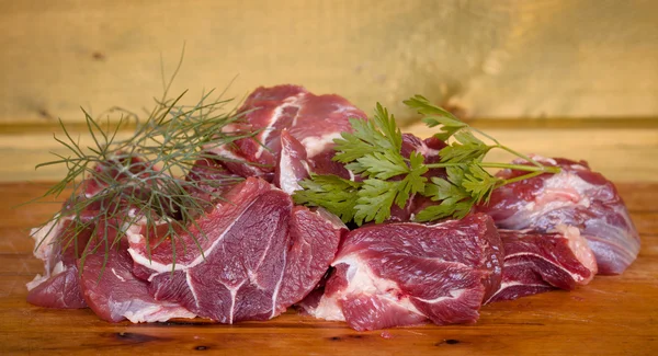 Fresh uncooked beef meat slices over wooden cutting board ready — Stock Photo, Image