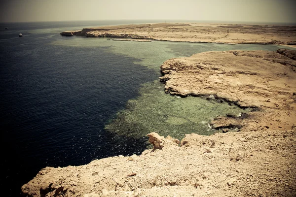 Tranquilla baia rocciosa nella regione del Mar Rosso, Sinai, Egitto. colorato — Foto Stock