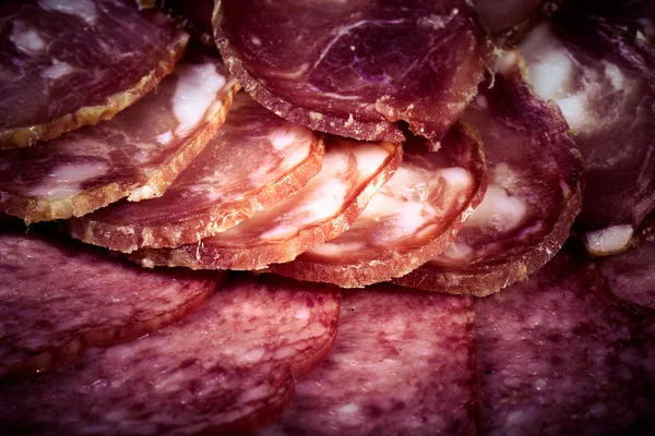 Der Hintergrund - Detail der geschnittenen Salami — Stockfoto