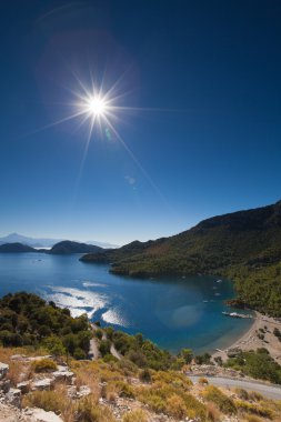 Sabah güneşin körfezde parlayan. Türkiye. renkli