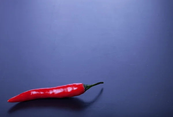 Κόκκινες καυτερές πιπεριές τσίλι σε σκούρο φόντο — Φωτογραφία Αρχείου