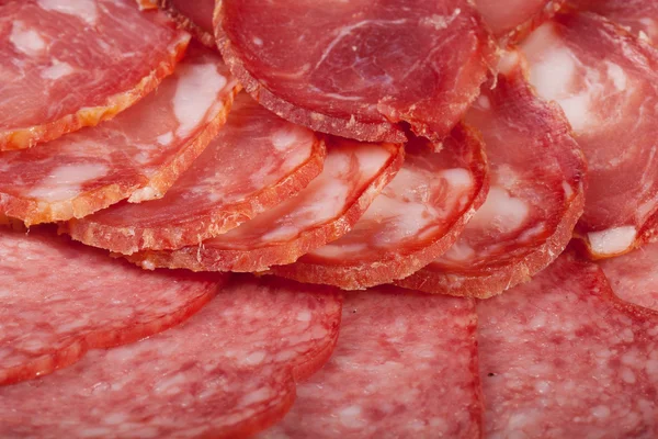 De achtergrond - detail van gesneden salami — Stockfoto