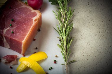 spices.tinted ile masanın üzerinde yatan jamon parça 