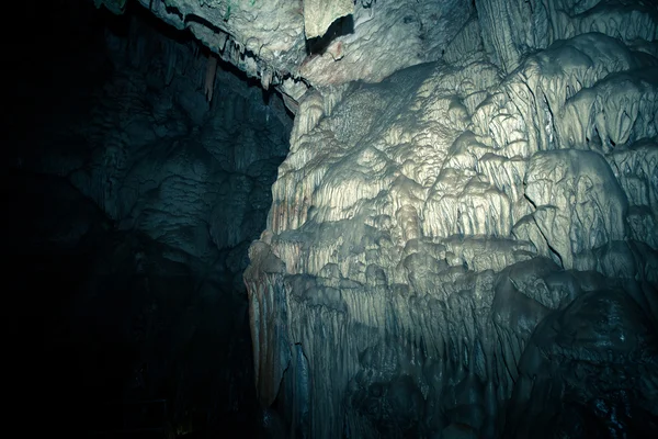 Стена пещеры покрывала геологические образования. тонированные — стоковое фото