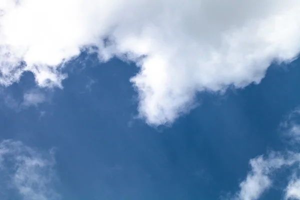 Blauer Himmel Hintergrund mit winzigen Wolken. getönt — Stockfoto