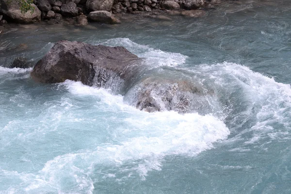 Água verde do rio de montanha e uma grande pedra — Fotografia de Stock