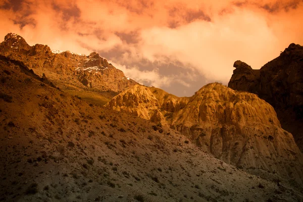パミール高原の山々。春。タジキスタン — ストック写真